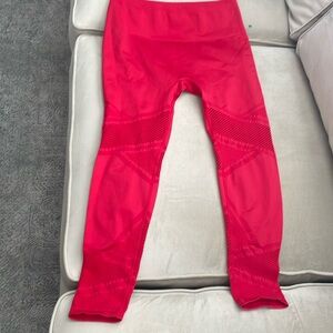 Fabletics Powerhold? Red leggings sz M NWOT